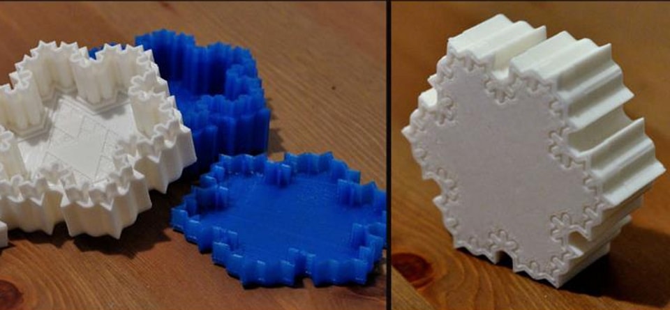 White and blue 3D printed containers shaped like a Koch snowflake